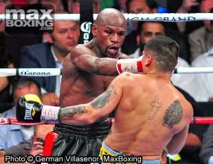 Floyd Mayweather punches Marcos Maidana