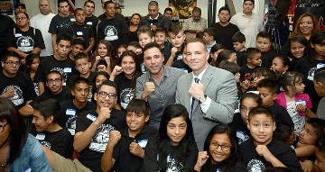 Oscar De La Hoya with happy Kids who.