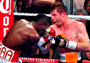 L-R: Erislandy Lara vs. Saul Canelo Alvarez, action shot by German Villasenor, Doghouse Boxing Inc.